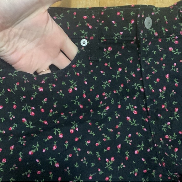 NWOT Levi’s Women’s Shorts Rose Bud Print Mid Rise Denim Shorts Black Pink size - Picture 6 of 7
